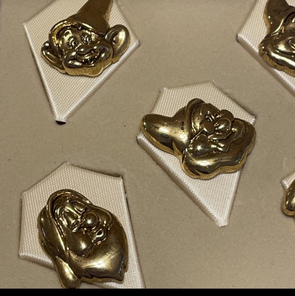 Disney Store Limited Edition Snow White n the Seven Dwarfs Pin Set - Picture 3 of 6